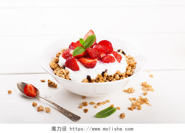 白色背景新鲜草莓酸奶和自制的燕麦片健康早餐